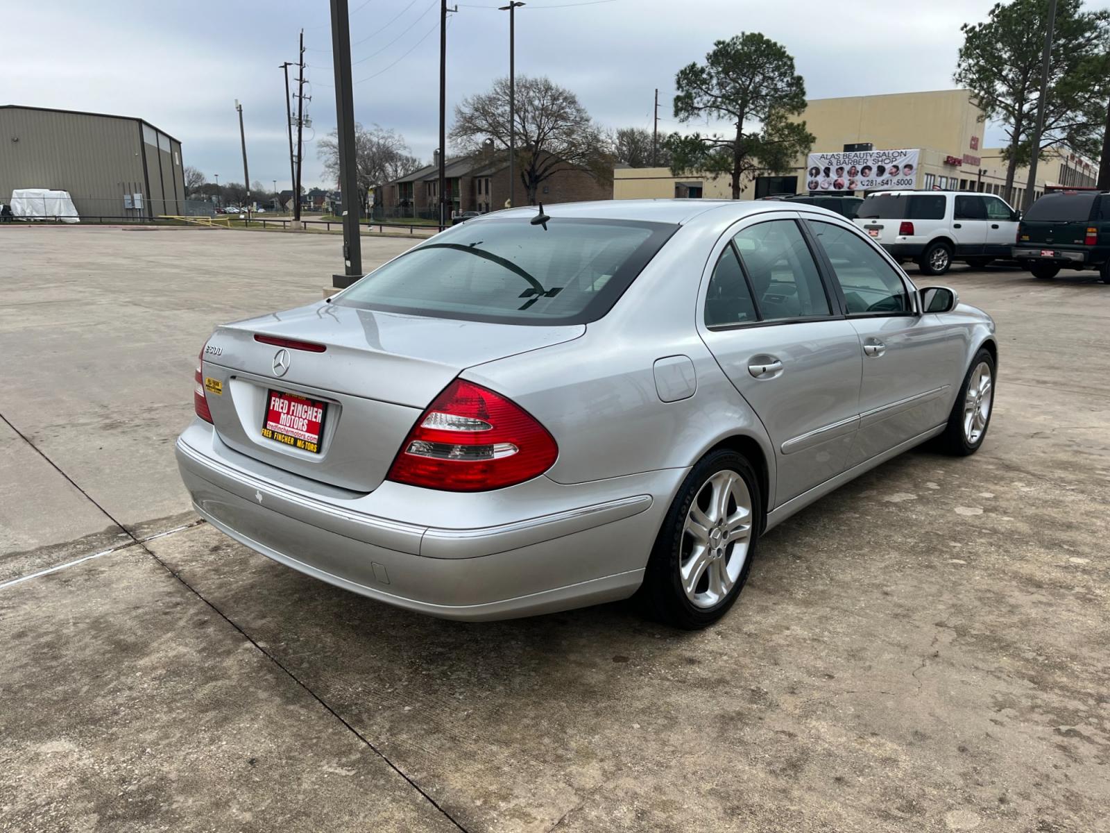 2005 SILVER /black Mercedes-Benz E-Class E500 (WDBUF70J45A) with an 5.0L V8 SOHC 24V engine, Automatic transmission, located at 14700 Tomball Parkway 249, Houston, TX, 77086, (281) 444-2200, 29.928619, -95.504074 - Photo #6